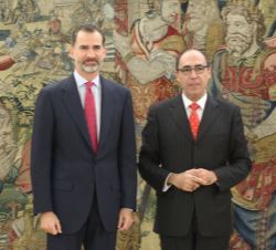 Su Majestad el Rey junto al secretario general adjunto para Asuntos Políticos y de Seguridad de la OTAN, Alejandro Alvargonzález San Martín